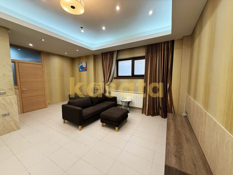Mosilor, 2 camere, demisol, curte proprie, 82 mp utili.